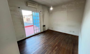 Hernandarias al 300. Casa 5 amb., cochera, pileta, fondo libre. La Boca.