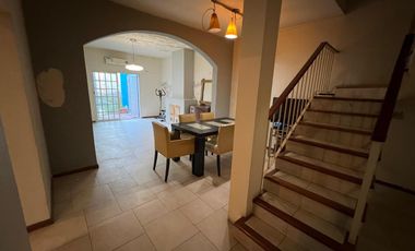 Hernandarias al 300. Casa 5 amb., cochera, pileta, fondo libre. La Boca.