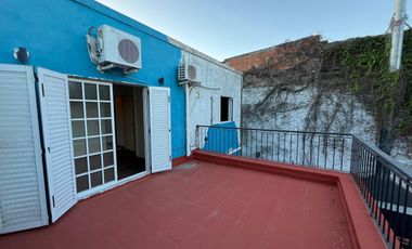 Hernandarias al 300. Casa 5 amb., cochera, pileta, fondo libre. La Boca.