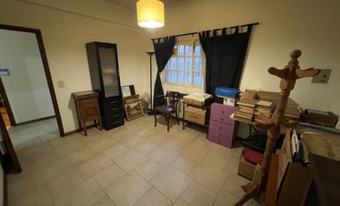 Hernandarias al 300. Casa 5 amb., cochera, pileta, fondo libre. La Boca.