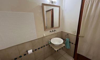 Hernandarias al 300. Casa 5 amb., cochera, pileta, fondo libre. La Boca.