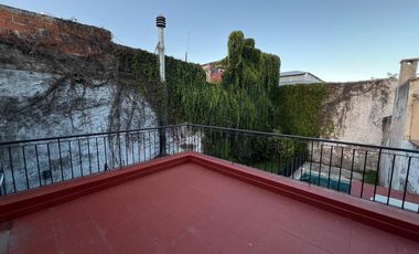 Hernandarias al 300. Casa 5 amb., cochera, pileta, fondo libre. La Boca.