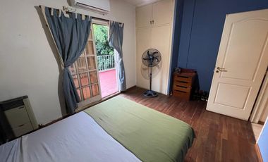 Hernandarias al 300. Casa 5 amb., cochera, pileta, fondo libre. La Boca.