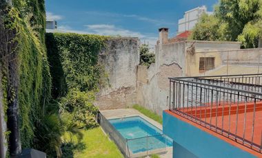 Hernandarias al 300. Casa 5 amb., cochera, pileta, fondo libre. La Boca.