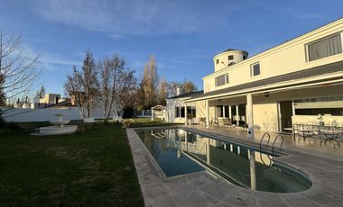 Extraordinaria casa con dpto. Independiente en venta