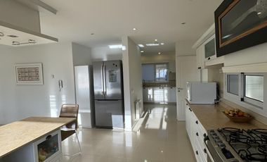 Extraordinaria casa con dpto. Independiente en venta