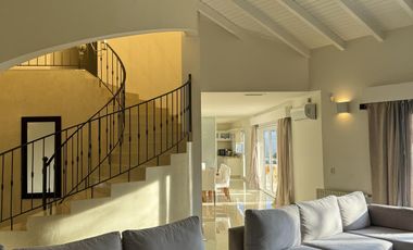 Extraordinaria casa con dpto. Independiente en venta
