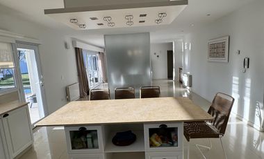 Extraordinaria casa con dpto. Independiente en venta
