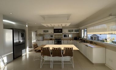 Extraordinaria casa con dpto. Independiente en venta