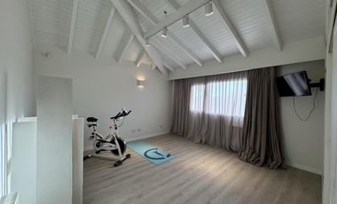 Extraordinaria casa con dpto. Independiente en venta