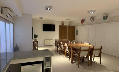 Extraordinaria casa con dpto. Independiente en venta
