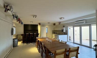 Extraordinaria casa con dpto. Independiente en venta