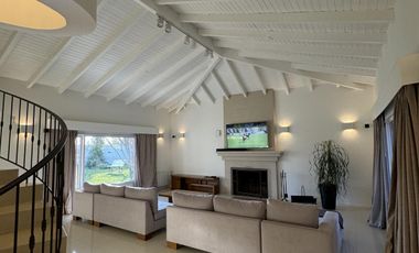 Extraordinaria casa con dpto. Independiente en venta