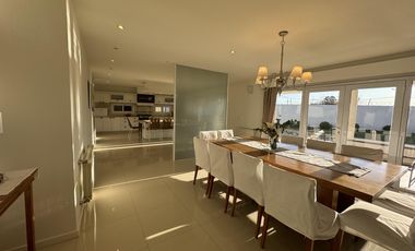 Extraordinaria casa con dpto. Independiente en venta