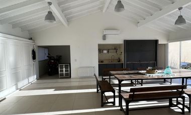 Extraordinaria casa con dpto. Independiente en venta