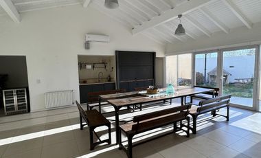 Extraordinaria casa con dpto. Independiente en venta