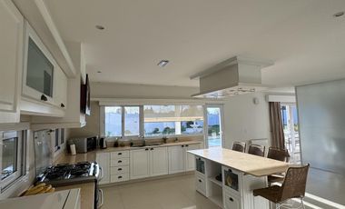 Extraordinaria casa con dpto. Independiente en venta