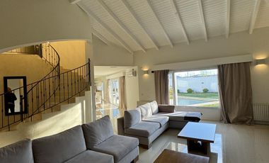 Extraordinaria casa con dpto. Independiente en venta