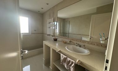 Extraordinaria casa con dpto. Independiente en venta