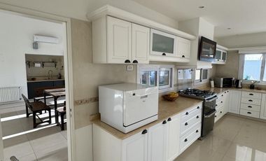 Extraordinaria casa con dpto. Independiente en venta