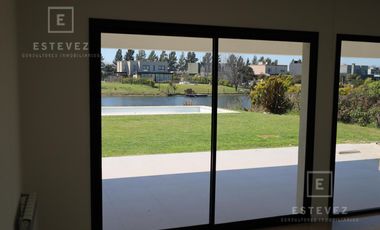 Casa en venta a la laguna, Barrio Cerrado, Escobar, GBA Norte