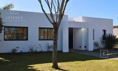 Casa en venta a la laguna, Barrio Cerrado, Escobar, GBA Norte