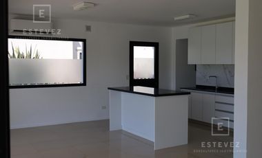 Casa en venta a la laguna, Barrio Cerrado, Escobar, GBA Norte