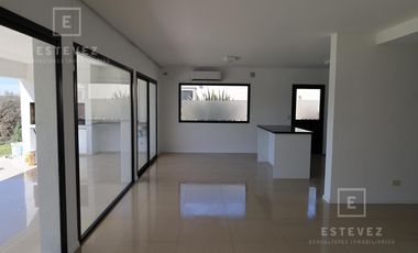 Casa en venta a la laguna, Barrio Cerrado, Escobar, GBA Norte