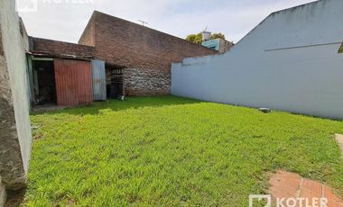 Casa dos ambientes con fondo libre, consulte apto crédito.