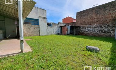 Casa dos ambientes con fondo libre, consulte apto crédito.