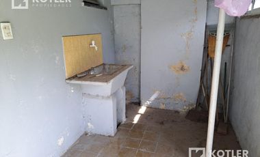 Casa dos ambientes con fondo libre, consulte apto crédito.