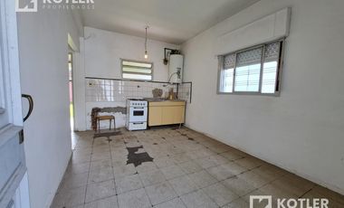 Casa dos ambientes con fondo libre, consulte apto crédito.