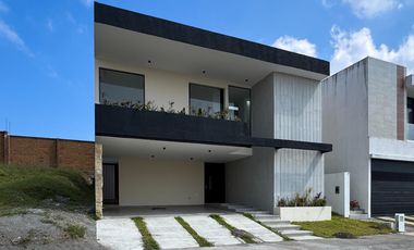 CASA CON ESTUDIO EN PB EN VENTA EN PUNTA TIBURON