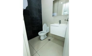 OFICINA EN AVENIDA BALBOA TORRE BICSA CON DIVISIONES AMOBLADA 199M2