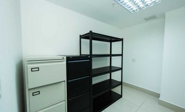 OFICINA EN AVENIDA BALBOA TORRE BICSA CON DIVISIONES AMOBLADA 199M2