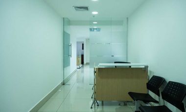 OFICINA EN AVENIDA BALBOA TORRE BICSA CON DIVISIONES AMOBLADA 199M2