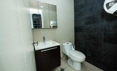 OFICINA EN AVENIDA BALBOA TORRE BICSA CON DIVISIONES AMOBLADA 199M2