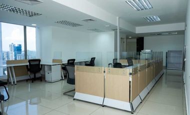 OFICINA EN AVENIDA BALBOA TORRE BICSA CON DIVISIONES AMOBLADA 199M2