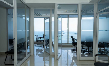 OFICINA EN AVENIDA BALBOA TORRE BICSA CON DIVISIONES AMOBLADA 199M2