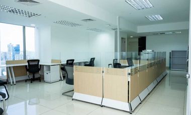 OFICINA EN AVENIDA BALBOA TORRE BICSA CON DIVISIONES AMOBLADA 199M2