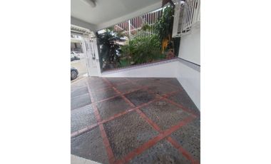 CONDADO DEL REY / 232M / 4 HABITACION / 5 BAÑOS / 2 NIVELES / TERRAZA