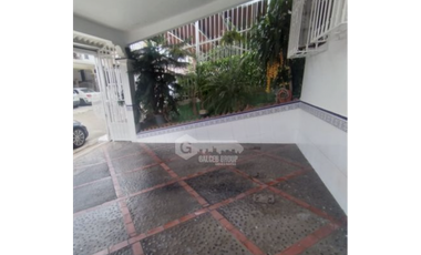 CONDADO DEL REY / 232M / 4 HABITACION / 5 BAÑOS / 2 NIVELES / TERRAZA