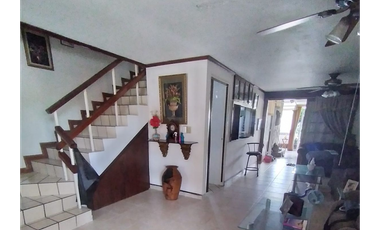 CONDADO DEL REY / 232M / 4 HABITACION / 5 BAÑOS / 2 NIVELES / TERRAZA