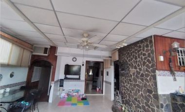 CONDADO DEL REY / 232M / 4 HABITACION / 5 BAÑOS / 2 NIVELES / TERRAZA