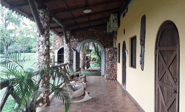 FINCA / UTIVE / 469 HECT. / CASA CON 6 HABITACIONES / FRENTE A LAGO