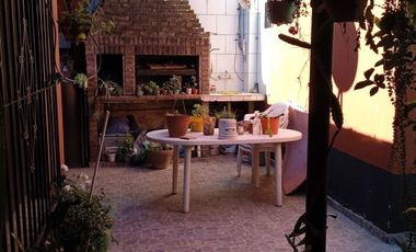 VENTA CASA 4 AMBIENTES + DEPTO EN BERAZATEGUI