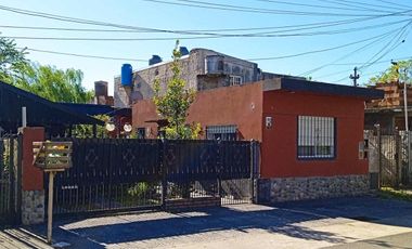 VENTA CASA 4 AMBIENTES + DEPTO EN BERAZATEGUI