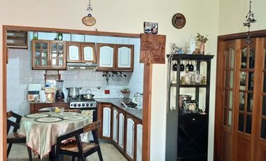 VENTA CASA 4 AMBIENTES + DEPTO EN BERAZATEGUI