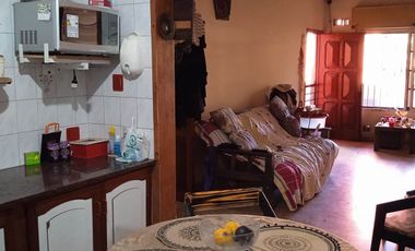 VENTA CASA 4 AMBIENTES + DEPTO EN BERAZATEGUI