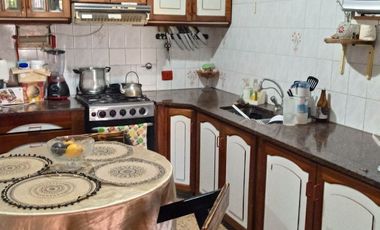 VENTA CASA 4 AMBIENTES + DEPTO EN BERAZATEGUI